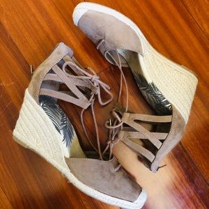 dv Closed Toe Wedge Strappy Sandal - Gently Used